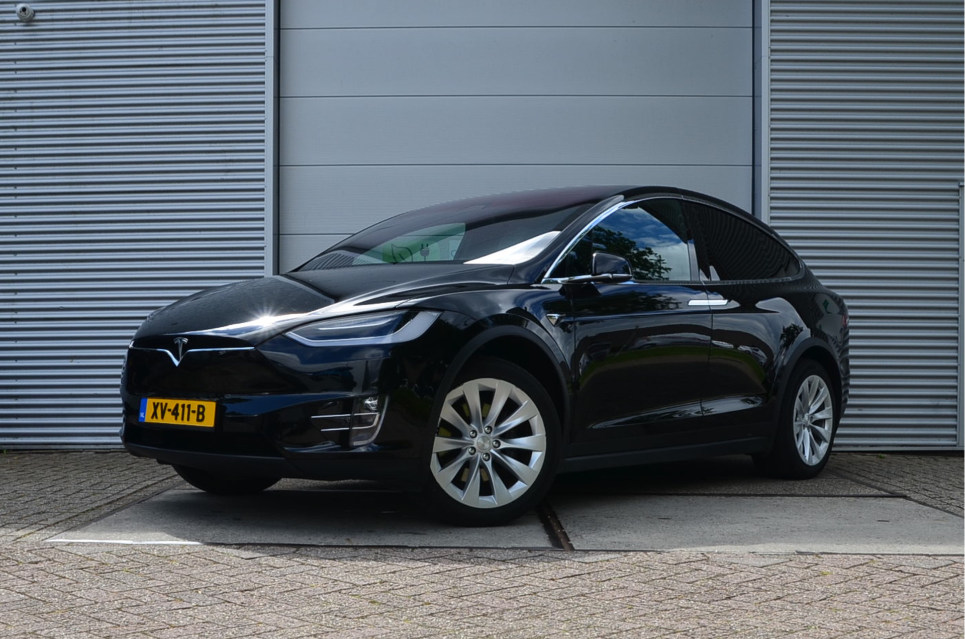 31165808/Tesla/75D (4x4)/AutoPilot2.5